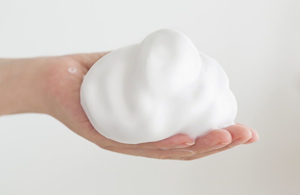 すこやかコラム「泡の力を100％発揮―洗顔ネットと“クッション洗顔”のすすめ